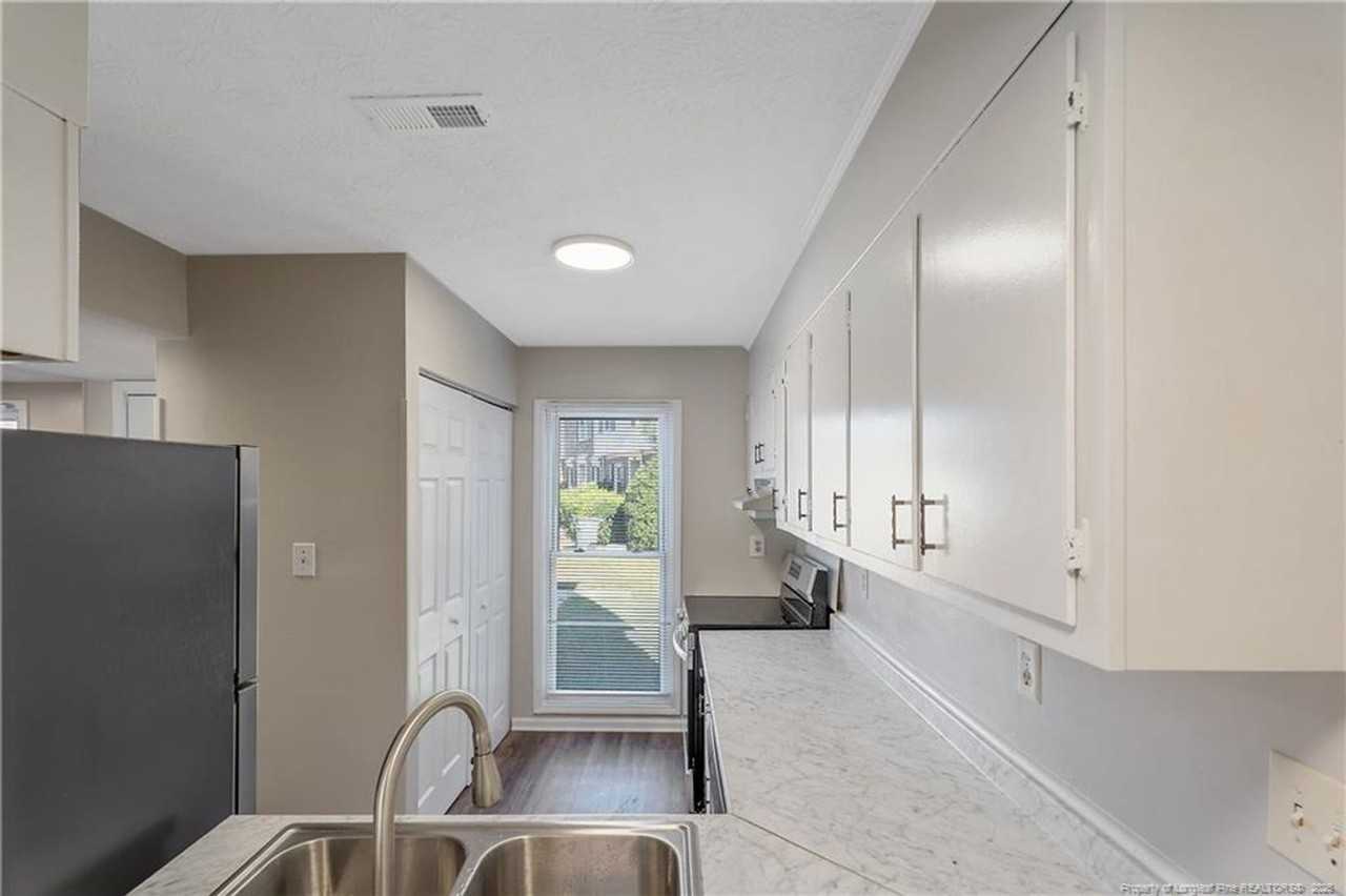 416 Kirkcaldy Ct - Photo 7 of 34