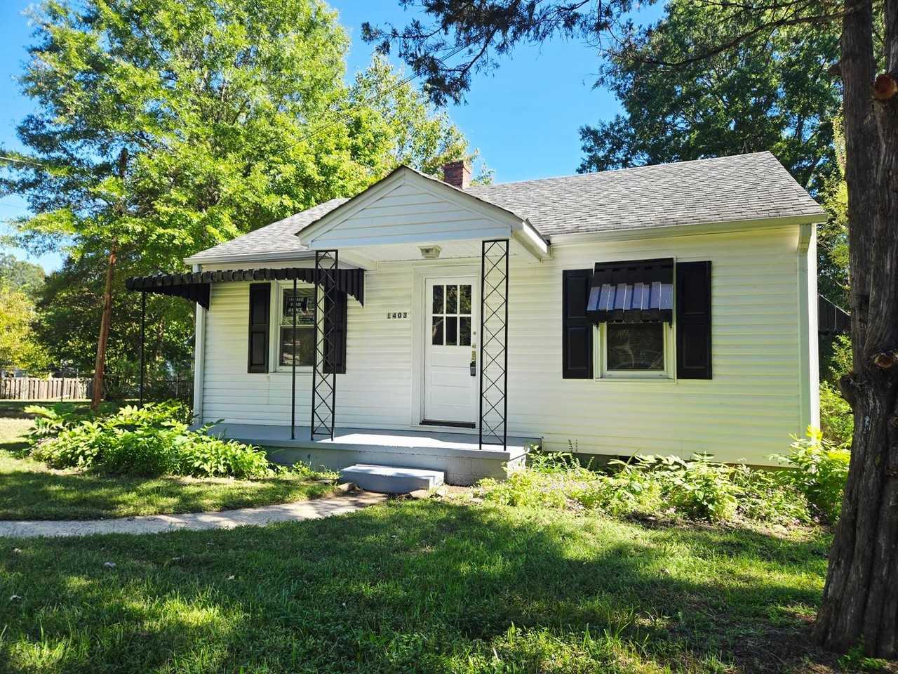 1403 Durham St - Photo 3 of 14