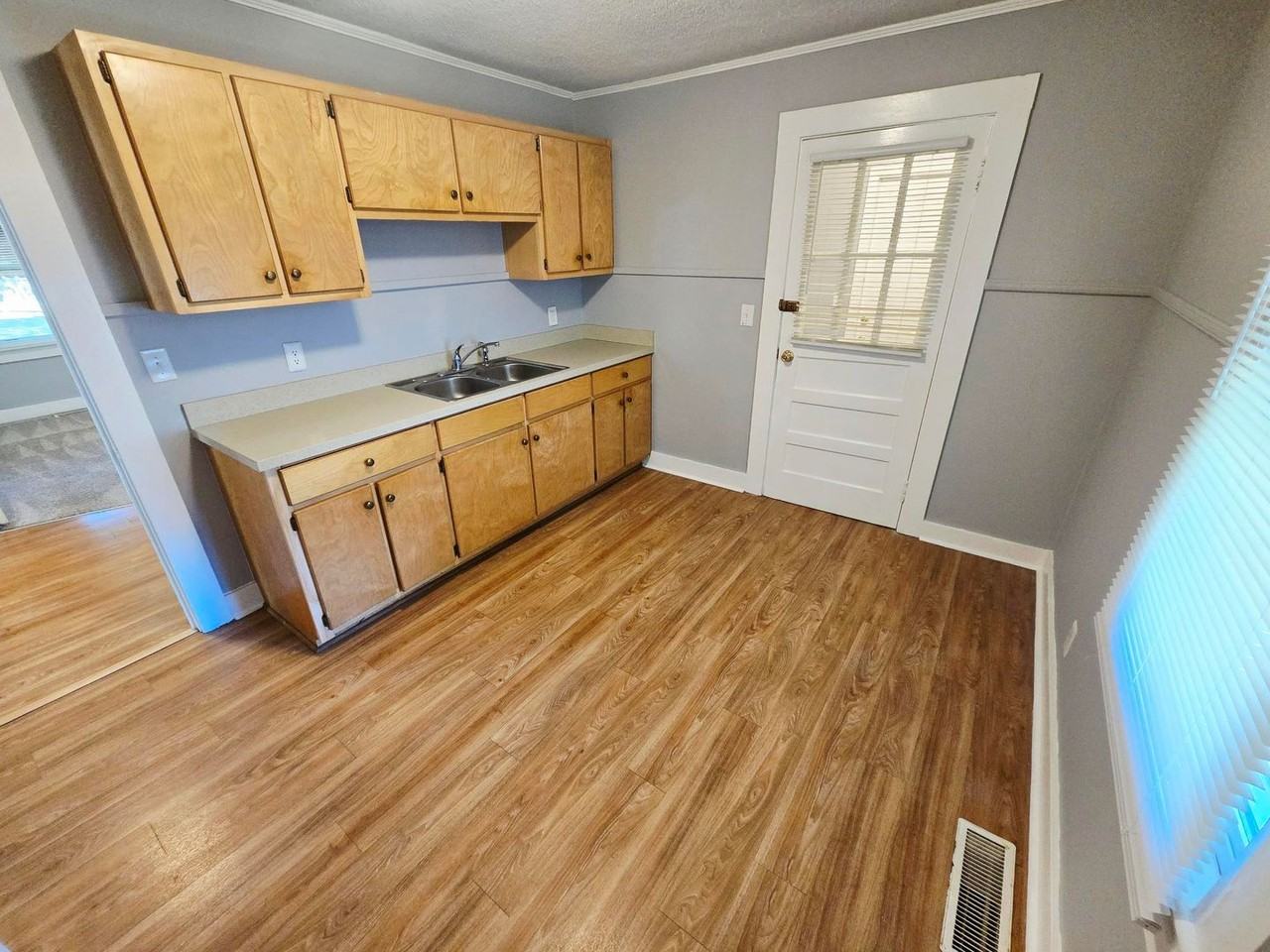 1403 Durham St - Photo 7 of 14