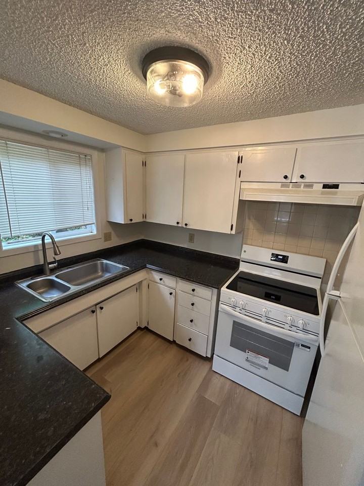 1006 Ne 27th St - Photo 3 of 12