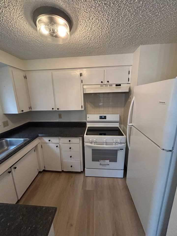1006 Ne 27th St - Photo 4 of 12