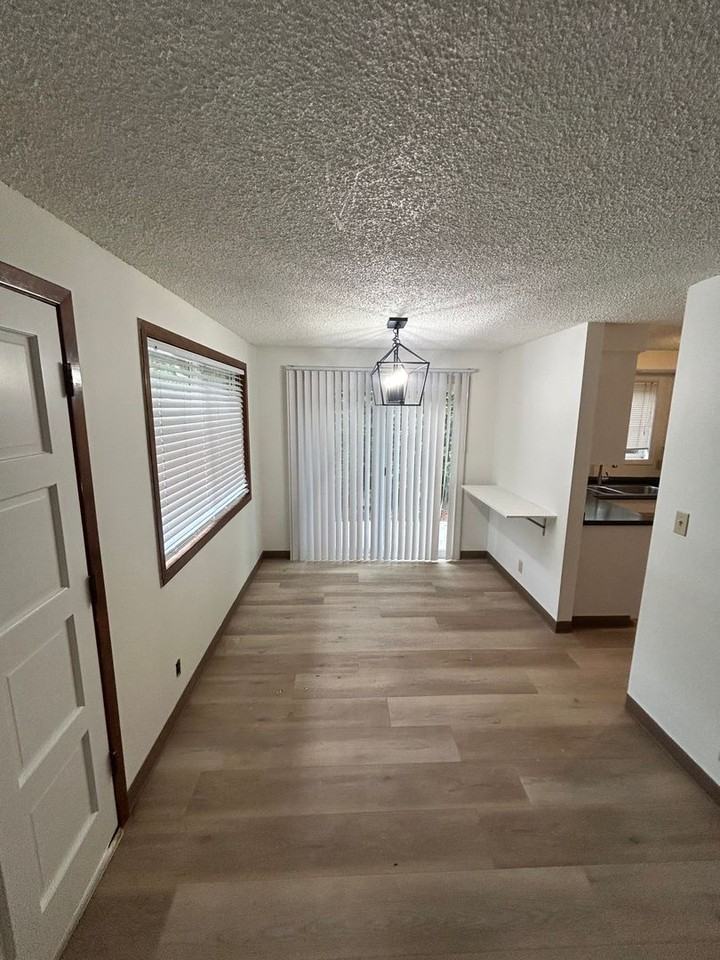 1006 Ne 27th St - Photo 5 of 12