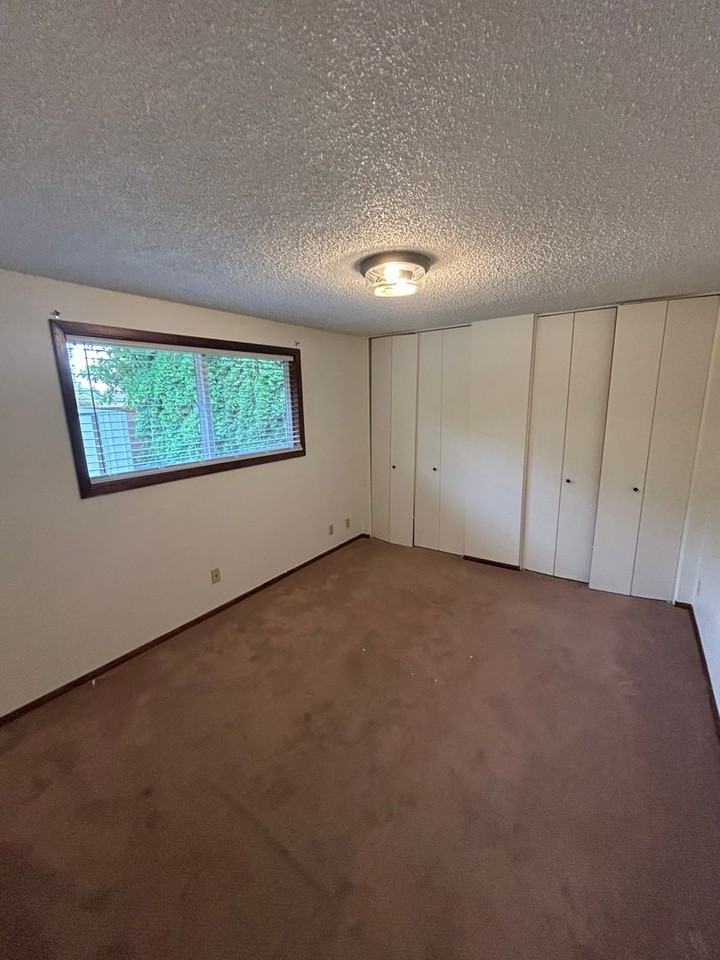 1006 Ne 27th St - Photo 6 of 12