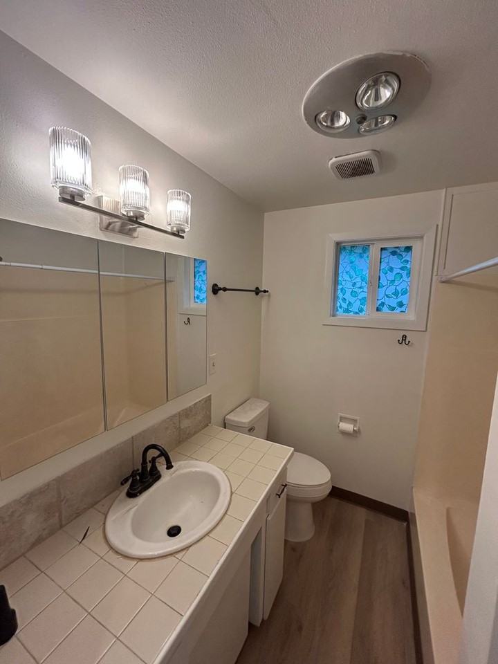 1006 Ne 27th St - Photo 7 of 12
