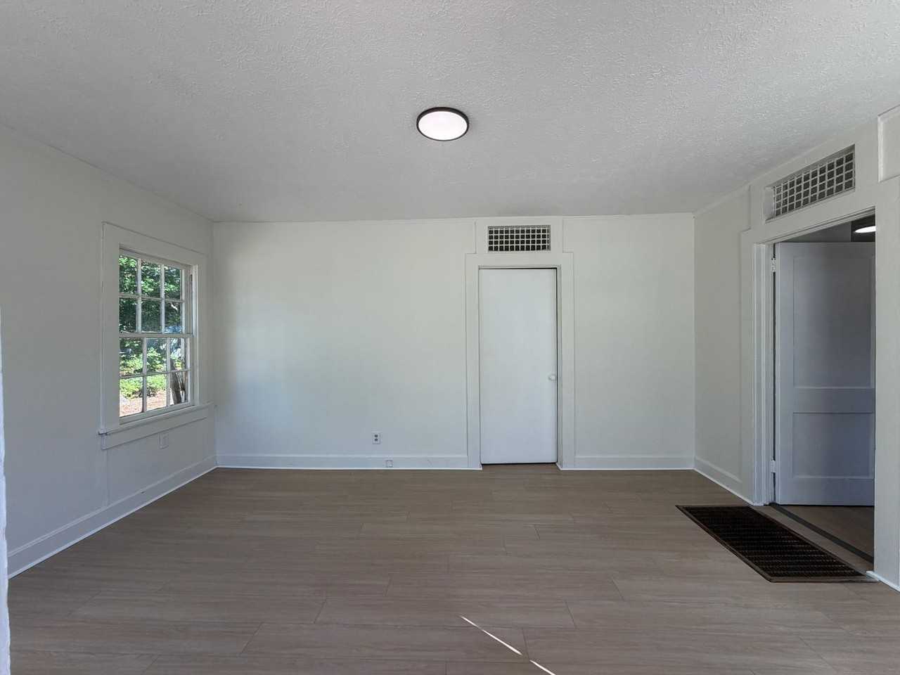 315 E 20th St - Photo 6 of 8