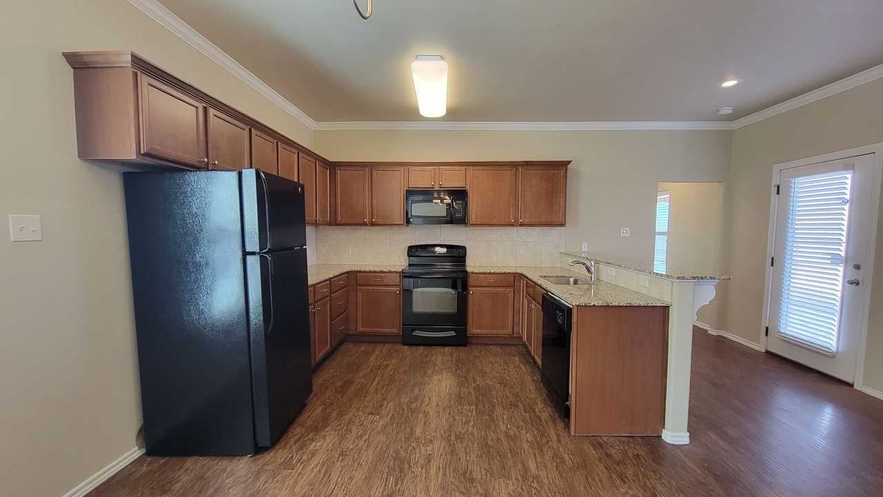 9810 Weatherford Ave - Photo 4 of 16