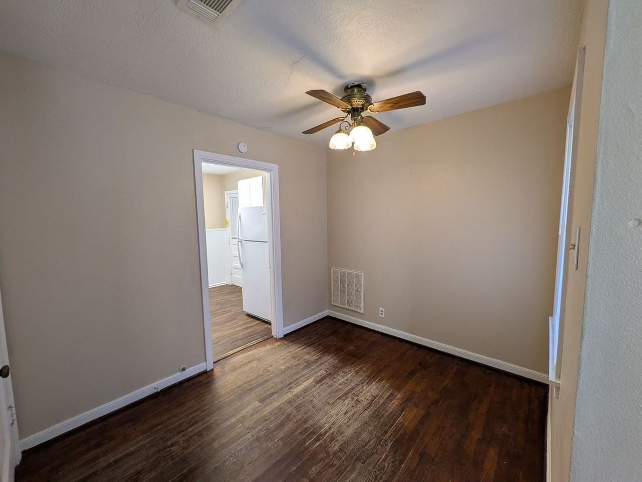 102 Amaryliss Ave - Photo 2 of 9