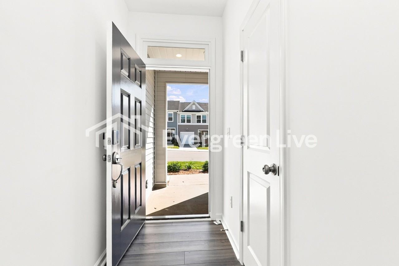 988 Pilot St - Photo 3 of 15