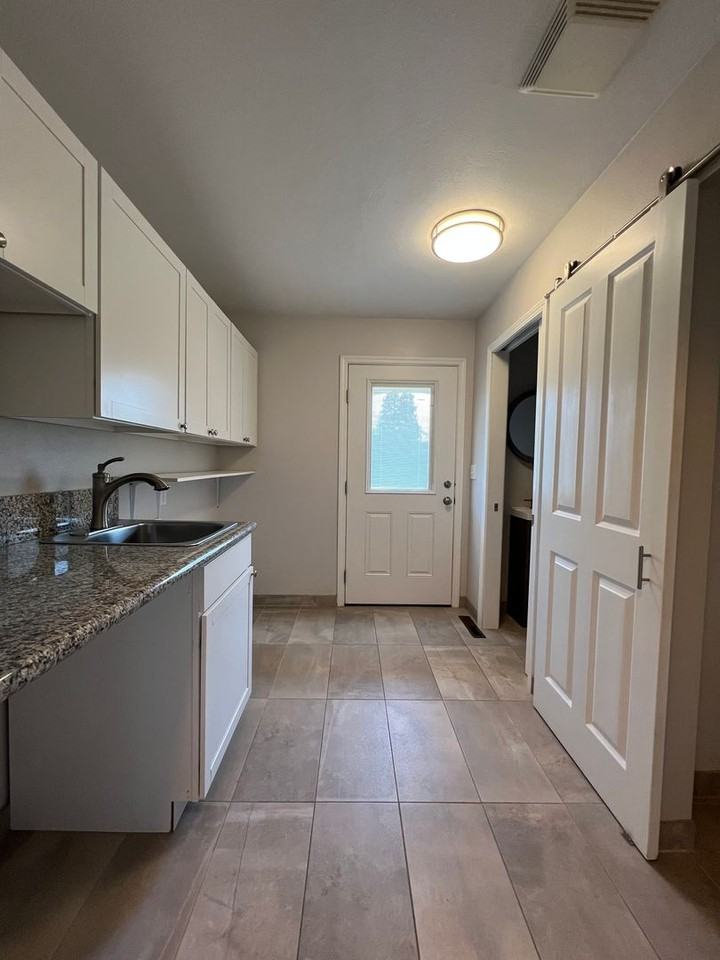 1081 W Stuart Ave - Photo 7 of 33