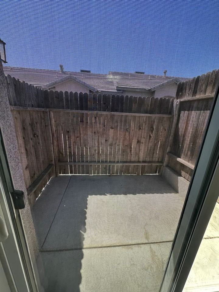 537 Yellow Meadow Court Bakersfield, CA 93308 - Photo 7 of 9