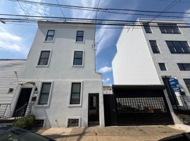featured image of 2556 E Somerset St