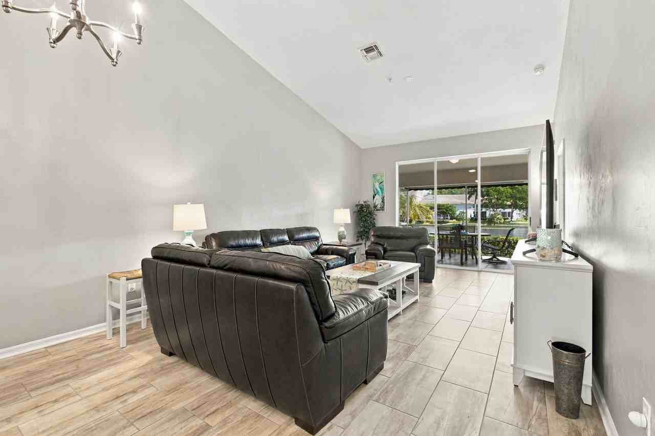 367 Dover Pl - Photo 3 of 41