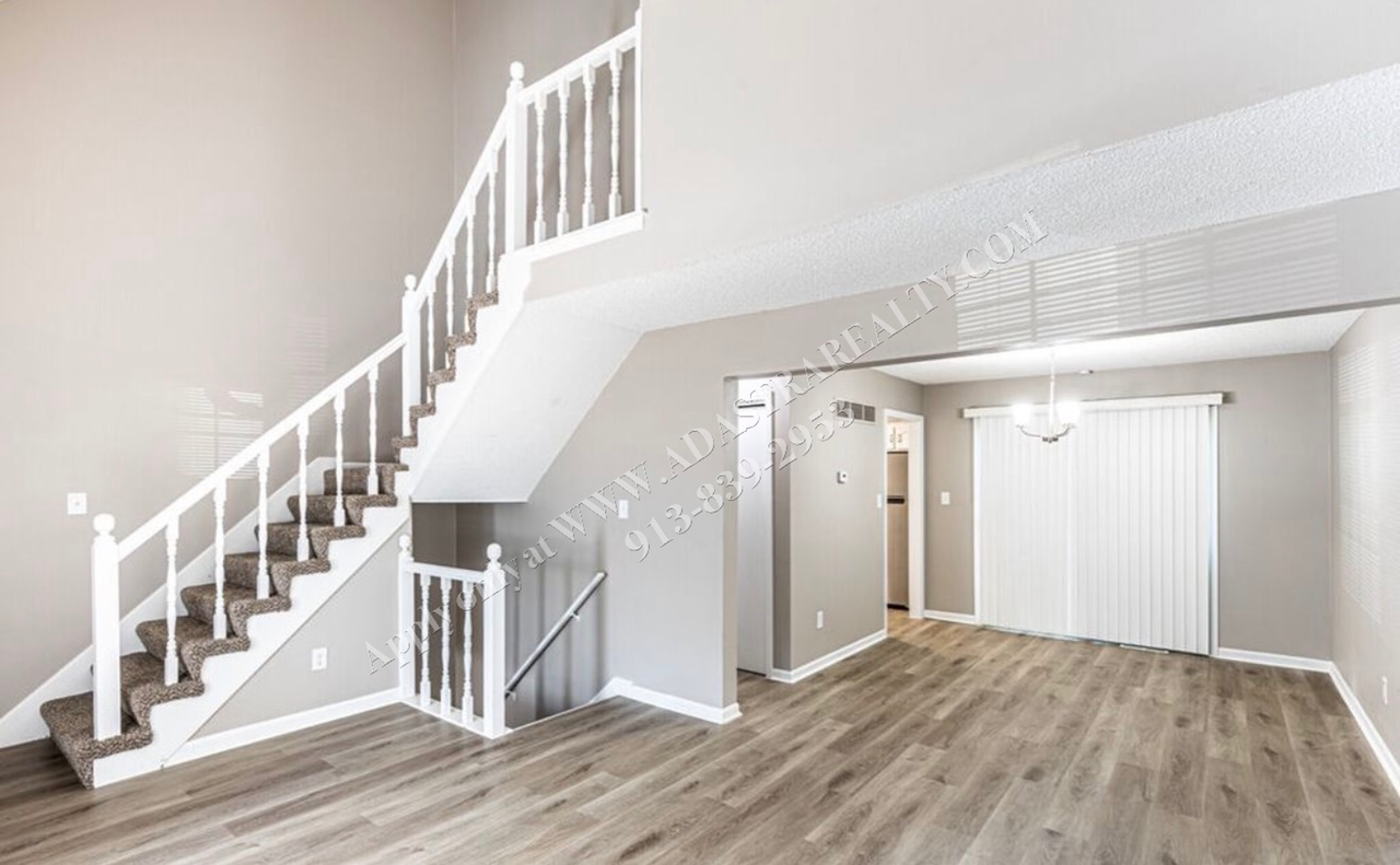 9768 Locust St - Photo 3 of 10