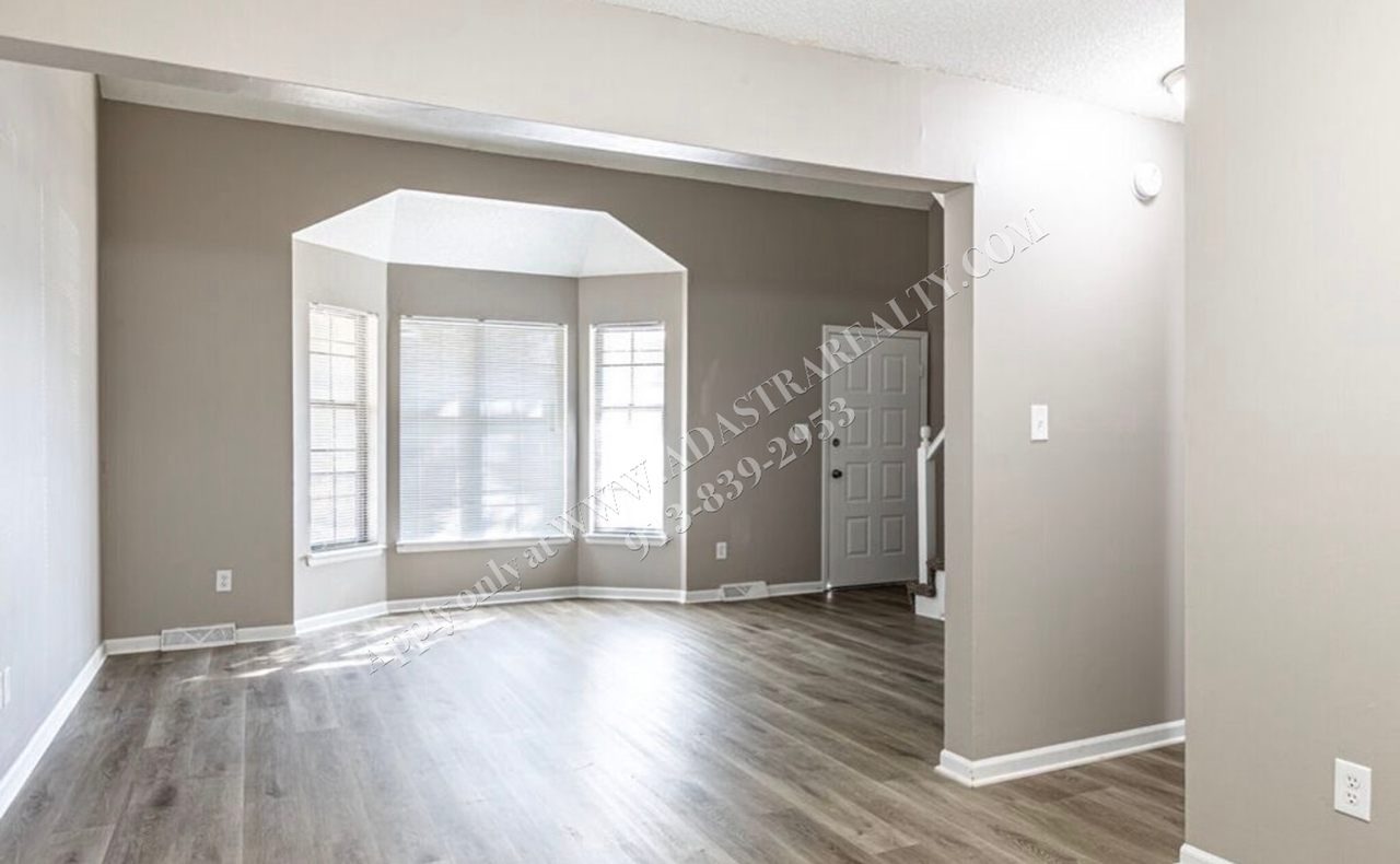 9768 Locust St - Photo 4 of 10