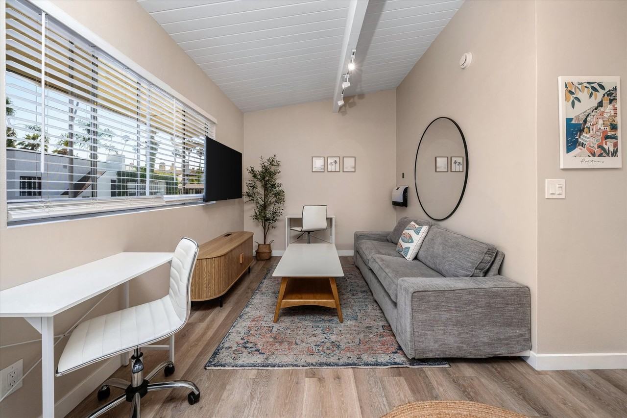 319 W Montecito St - Photo 2 of 14