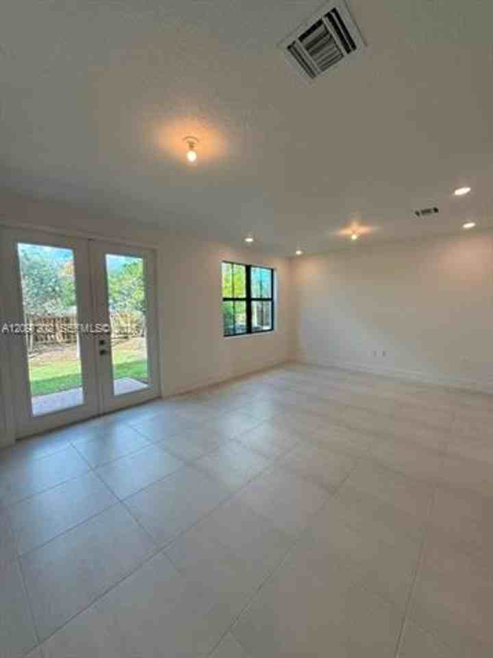7263 7263 SW 46 St th 7263 - Photo 4 of 16