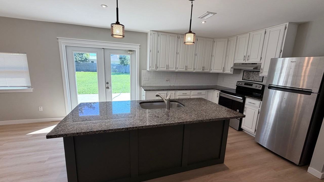1411 Illinois Ave - Photo 6 of 22