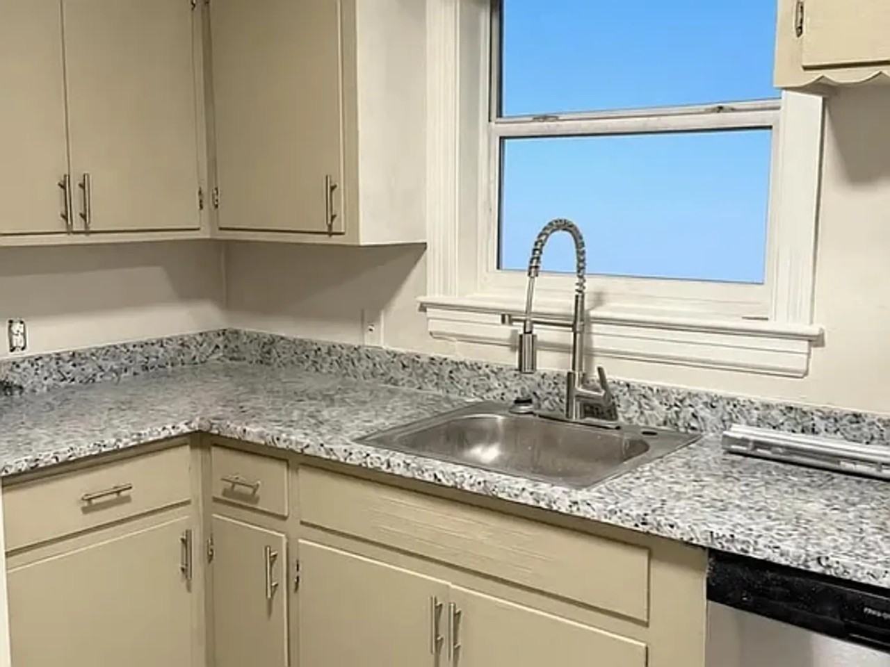 718 Sunset Ave Apartments - Photo 4 of 11