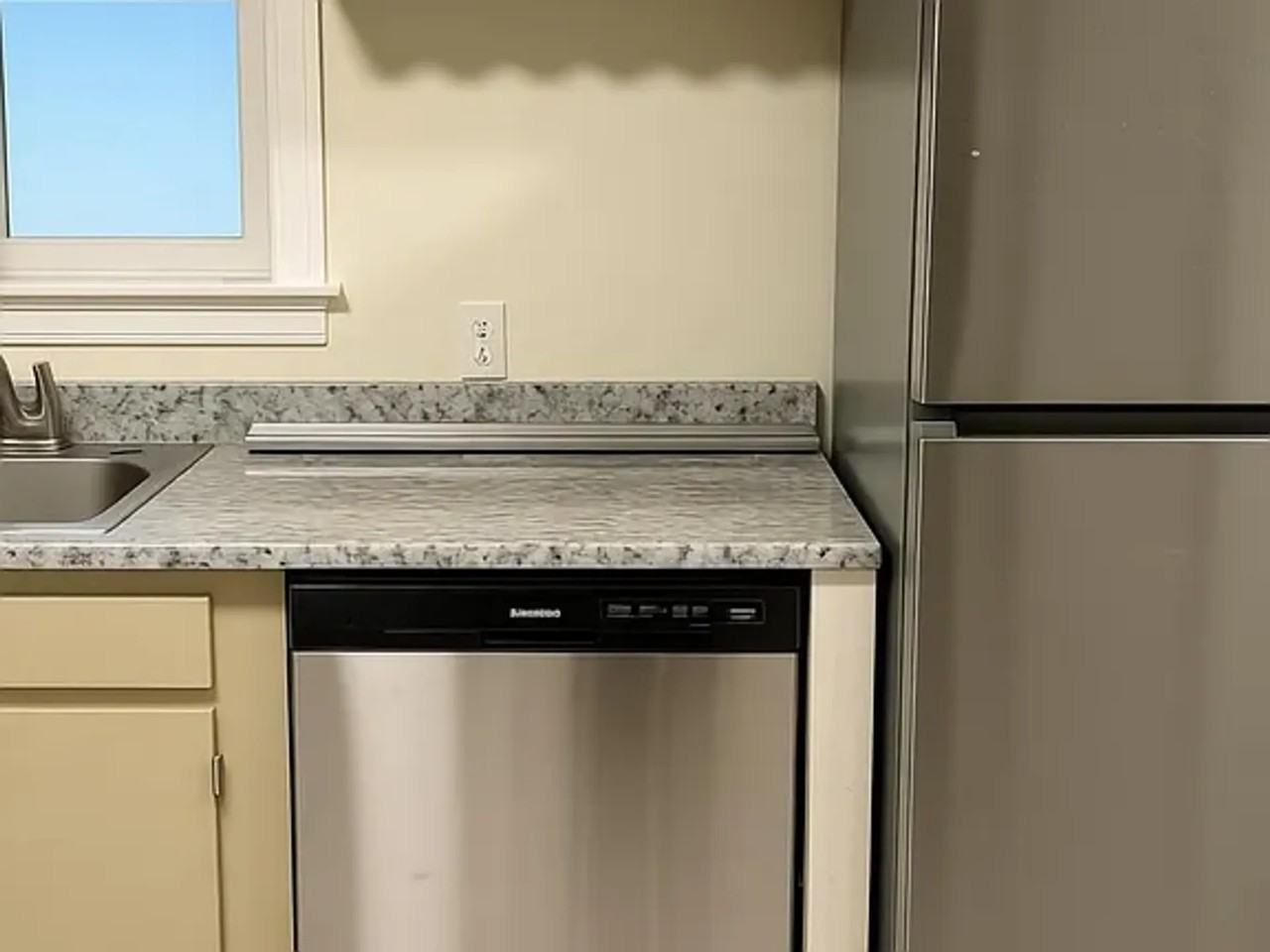 718 Sunset Ave Apartments - Photo 5 of 11