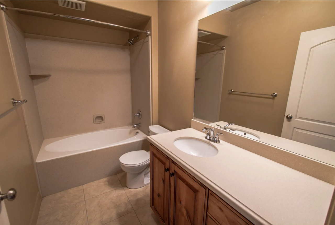 982 W 960 N - Photo 5 of 10