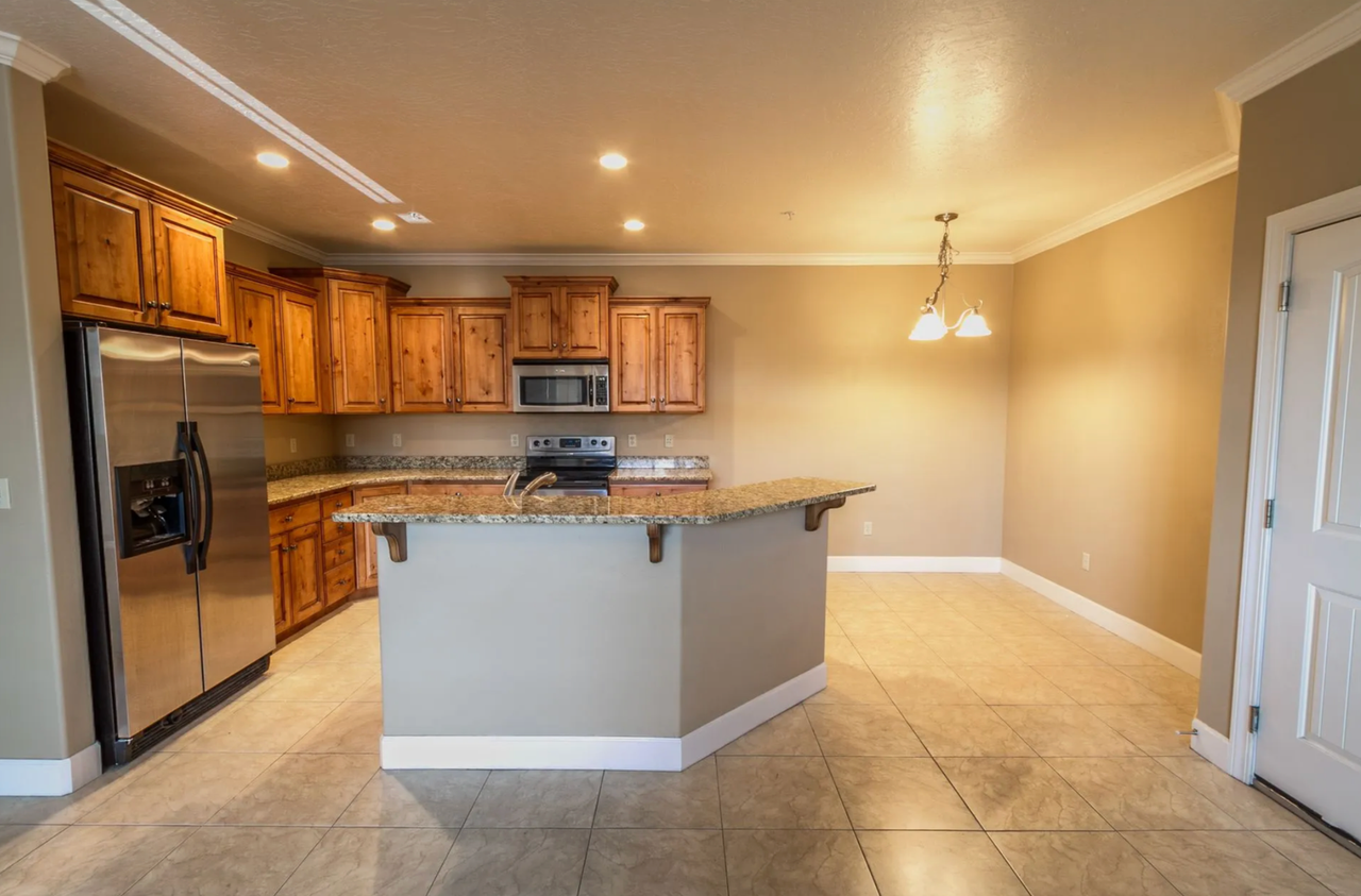 982 W 960 N - Photo 2 of 10
