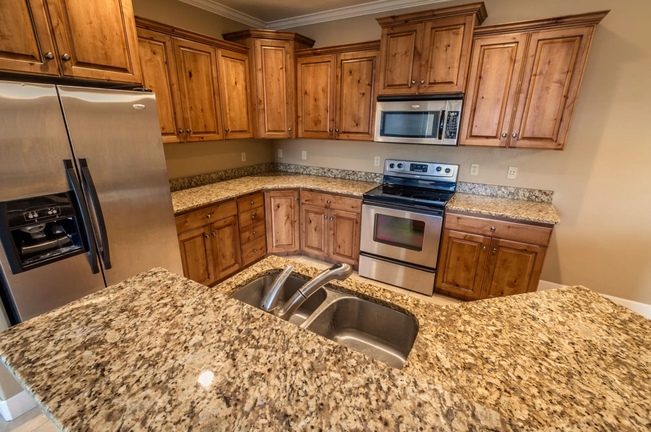 982 W 960 N - Photo 4 of 10