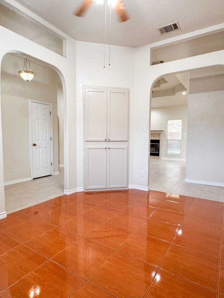 2911 Phoenix Dr - Photo 4 of 15