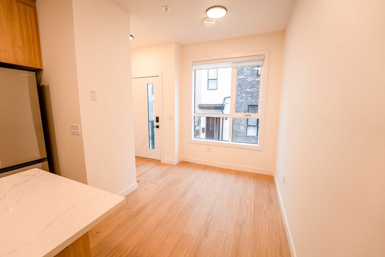 1735 32 St Sw - Photo 5 of 19