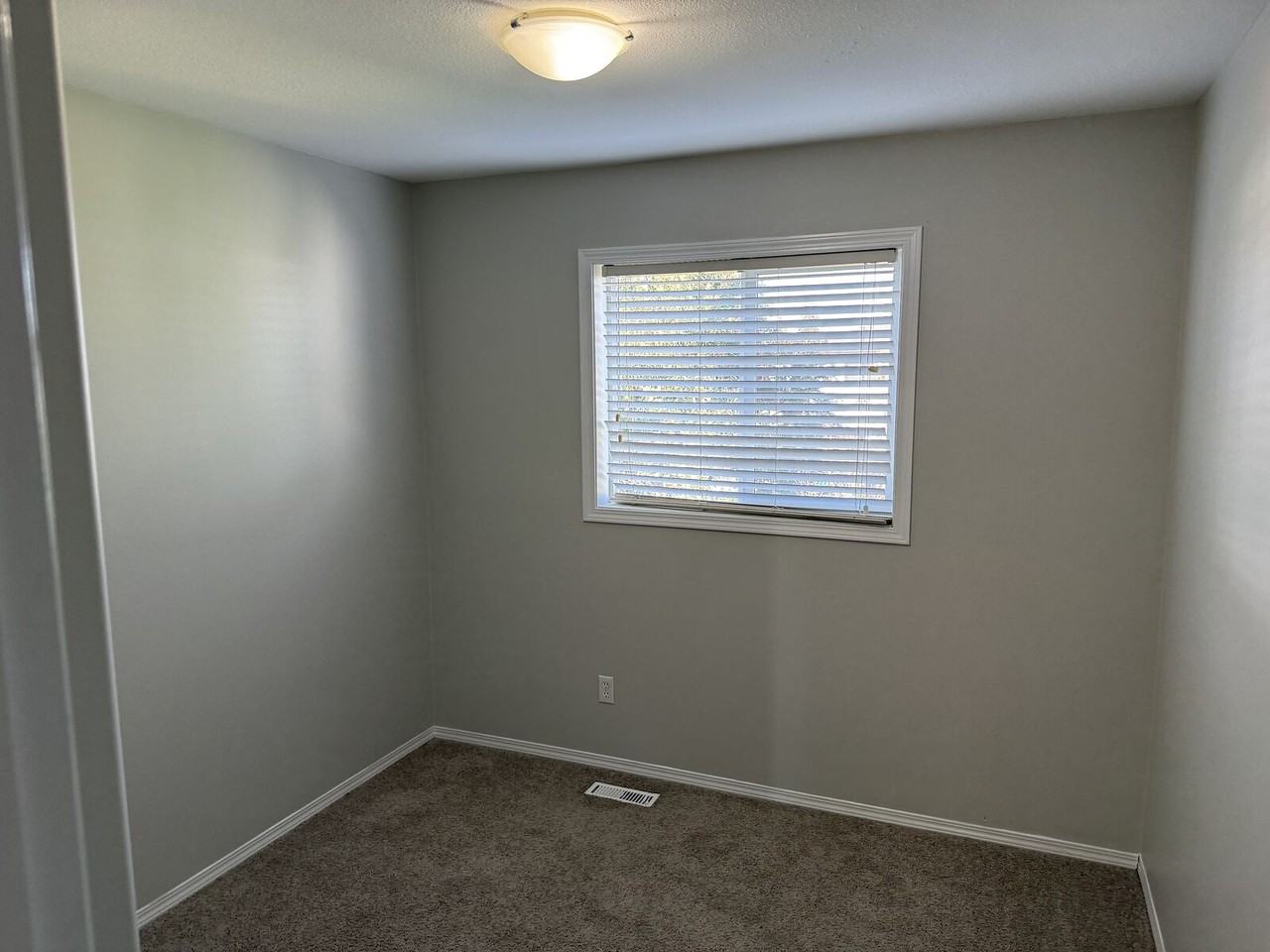 11432 169 Ave Nw - Photo 7 of 17
