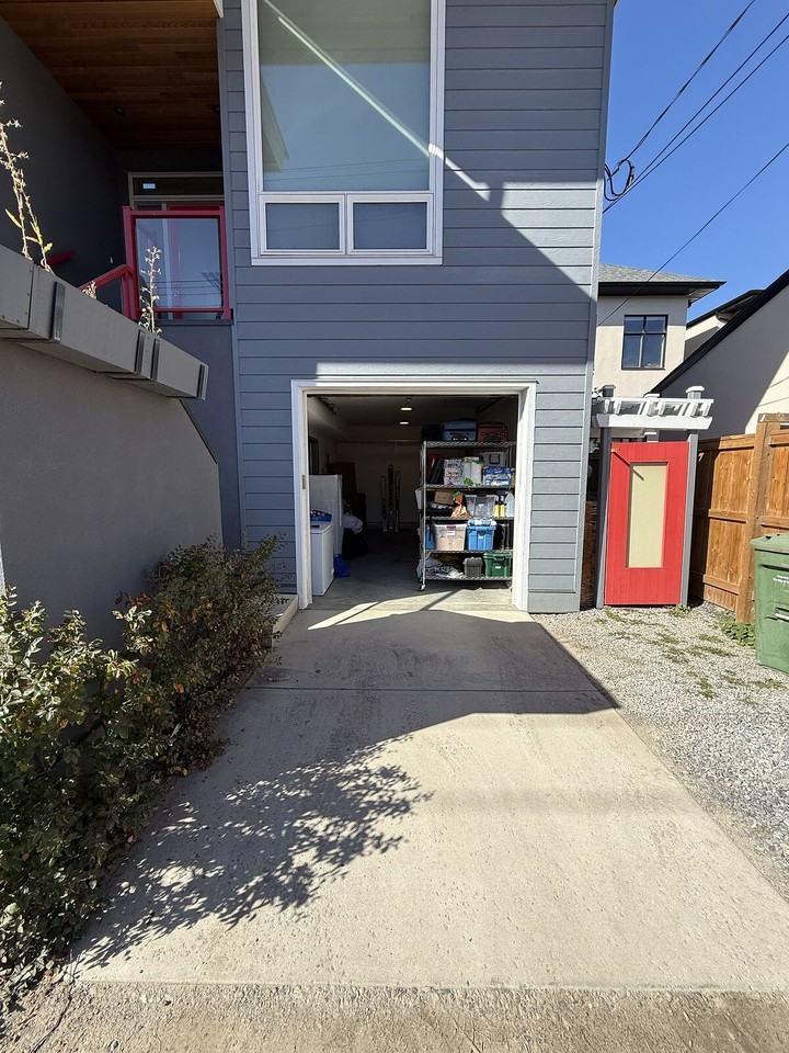 712 33a St Nw - Photo 2 of 34