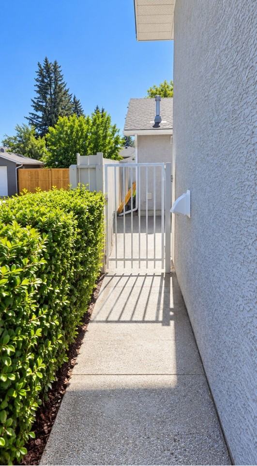 8 Allandale Close Se - Photo 3 of 11