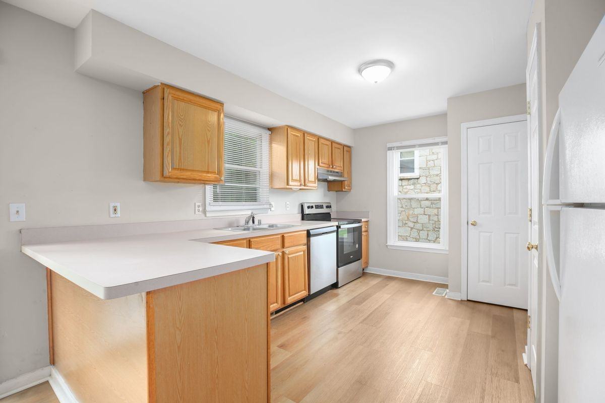 1002 Stafford Ave - Photo 3 of 30