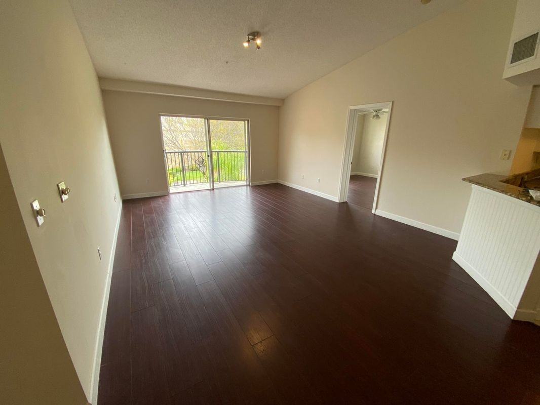 1100 Crestwood Ct S - Photo 4 of 9