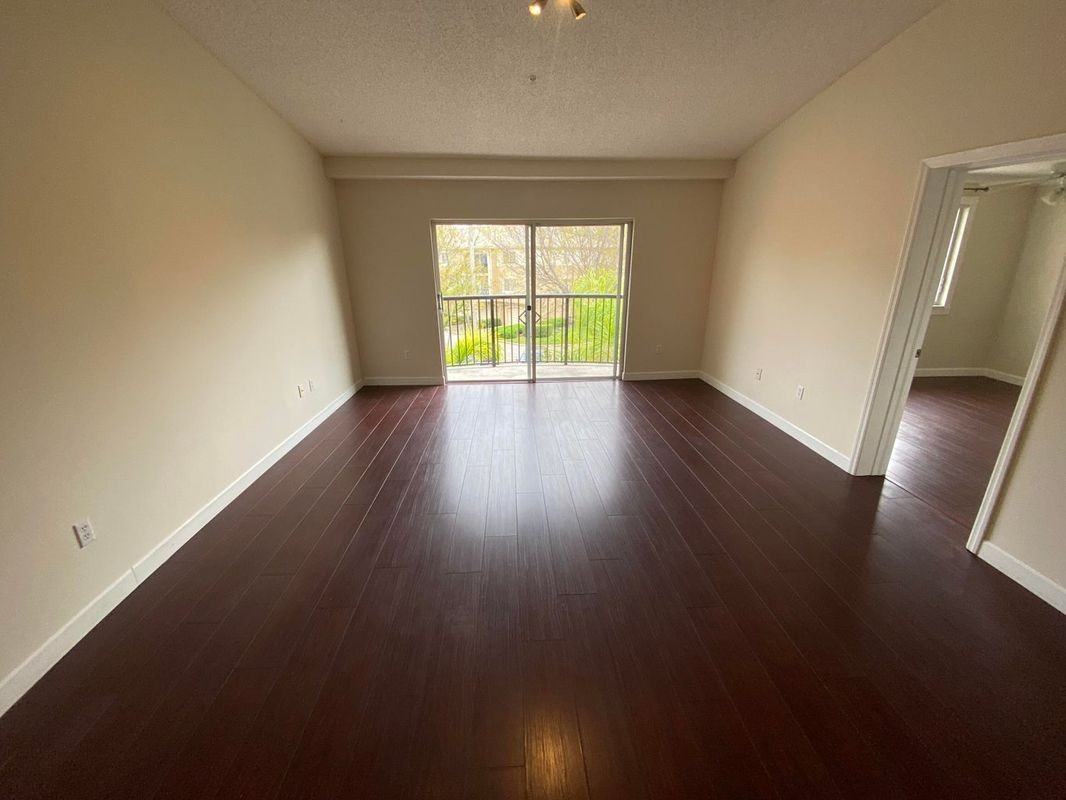 1100 Crestwood Ct S - Photo 5 of 9