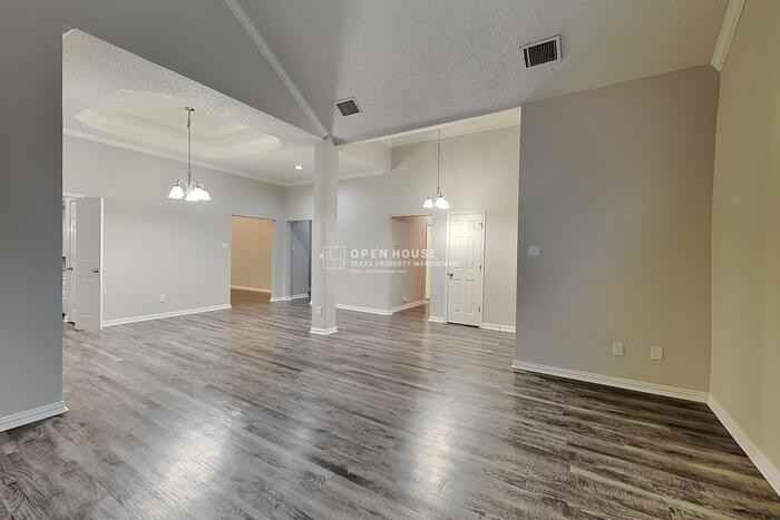 1705 Bershire Ct - Photo 4 of 25