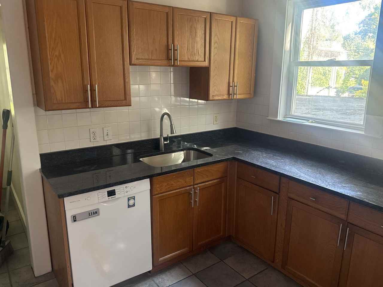 140 Brooks St #1 - Photo 3 of 20