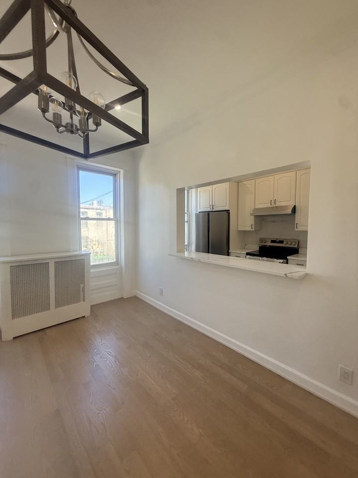 7509 61st St #2FL - Photo 6 of 11