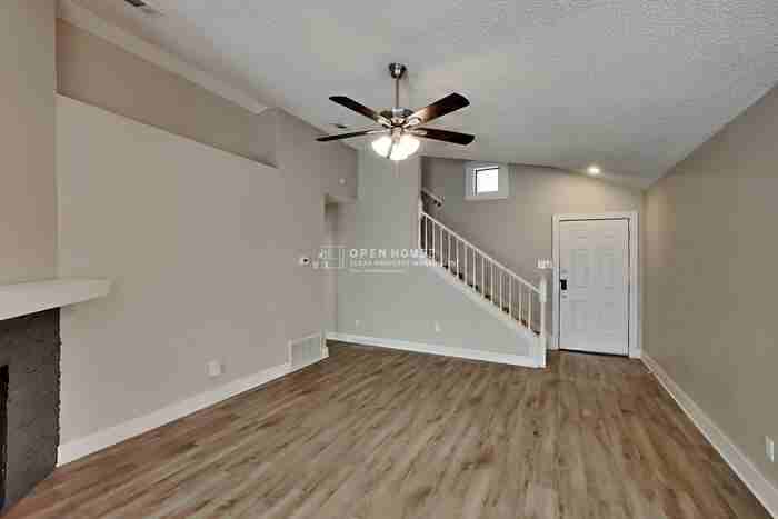 1370 Chinaberry Dr - Photo 4 of 19