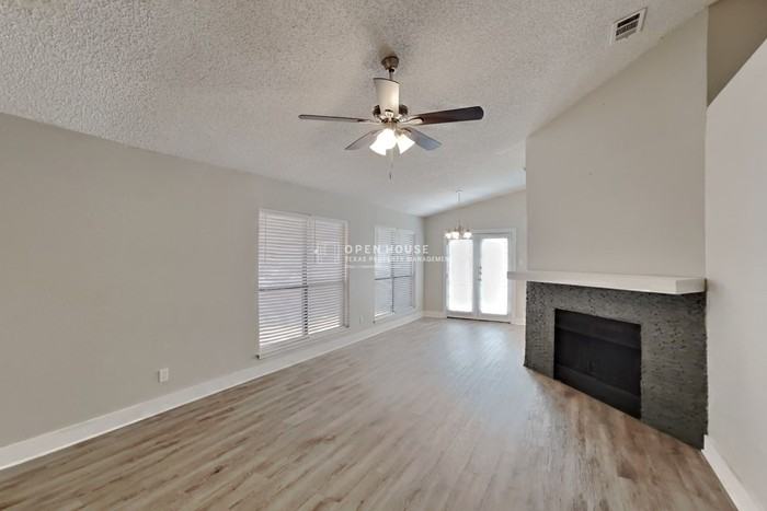 1370 Chinaberry Dr - Photo 5 of 19