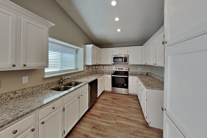 1370 Chinaberry Dr - Photo 6 of 19