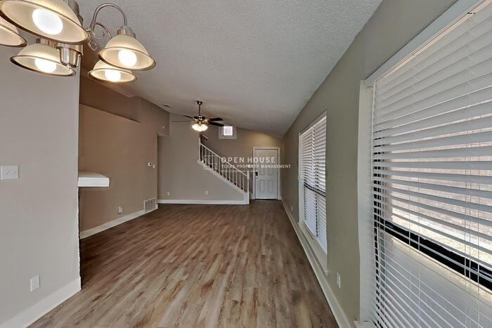 1370 Chinaberry Dr - Photo 7 of 19