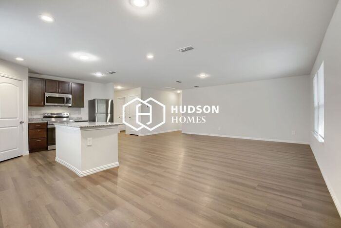 462 Admiral Dr - Photo 4 of 14