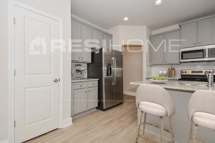 3017 Faireno Pl - Photo 4 of 18