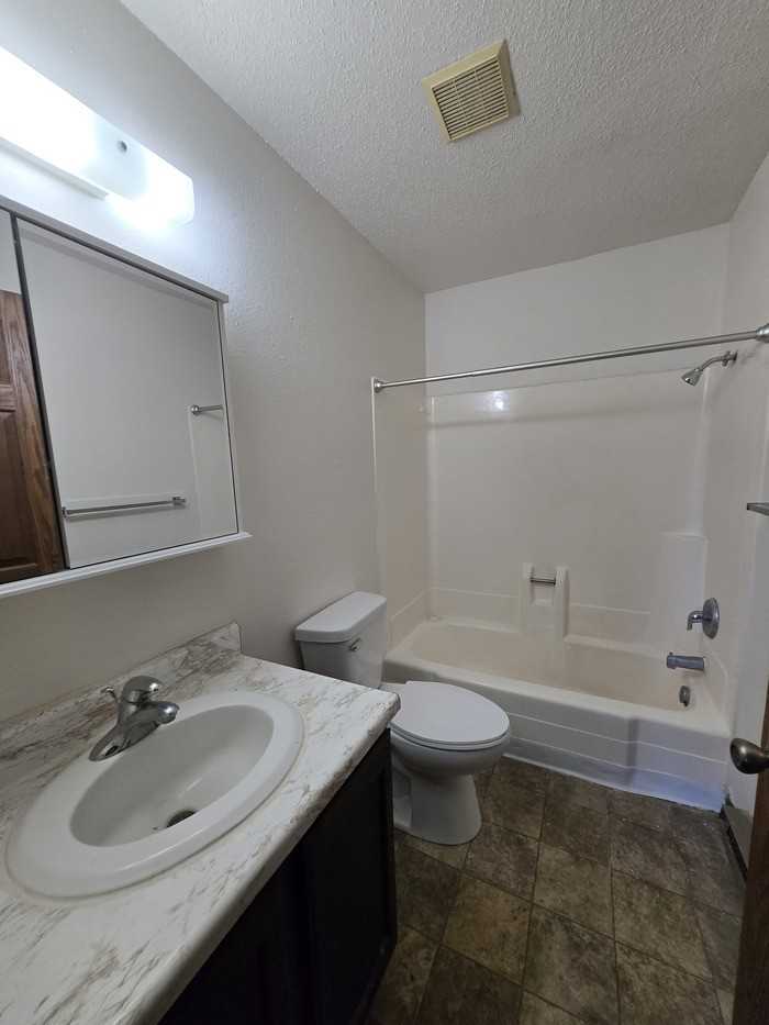 226 8th Ave Se #5 - Photo 5 of 13