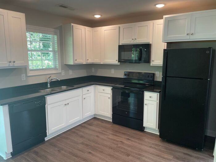 1004 Richard Ave - Photo 5 of 12