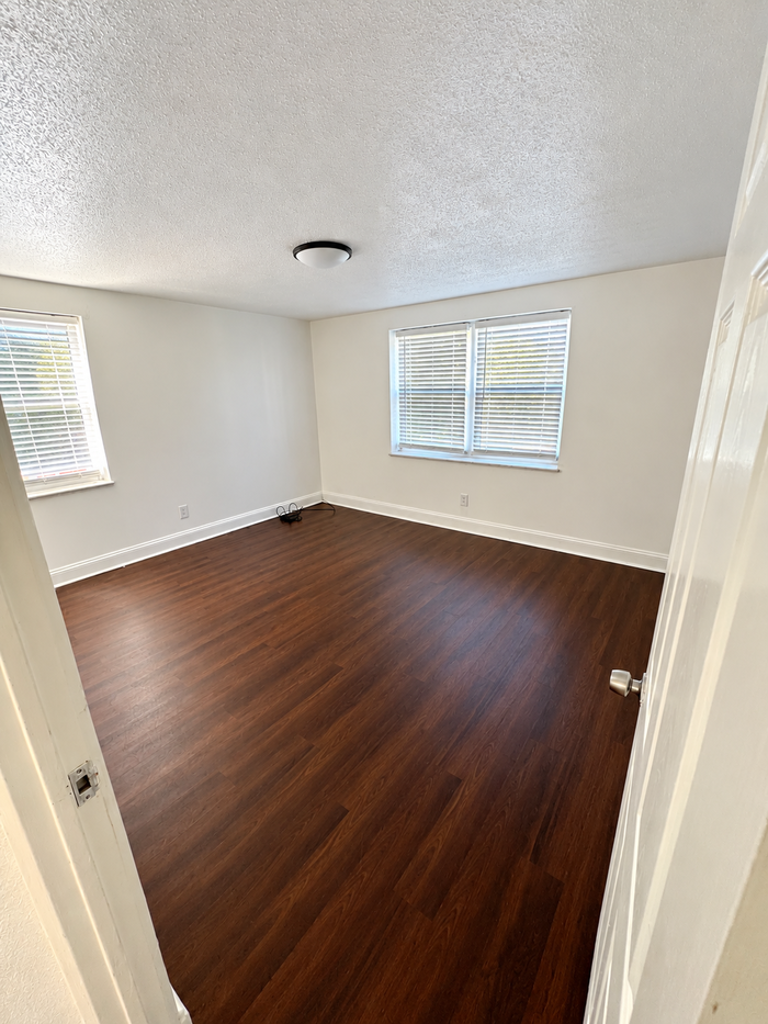 972 Warder Ave #972 - Photo 3 of 7