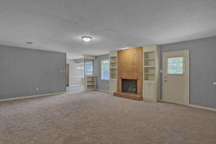 5042 Riverwood Cir - Photo 2 of 12