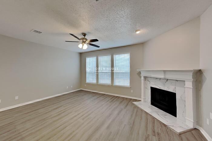 4408 Lansbury Ln - Photo 5 of 26