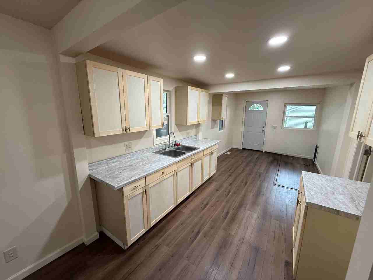 1413 Fremont St - Photo 6 of 10