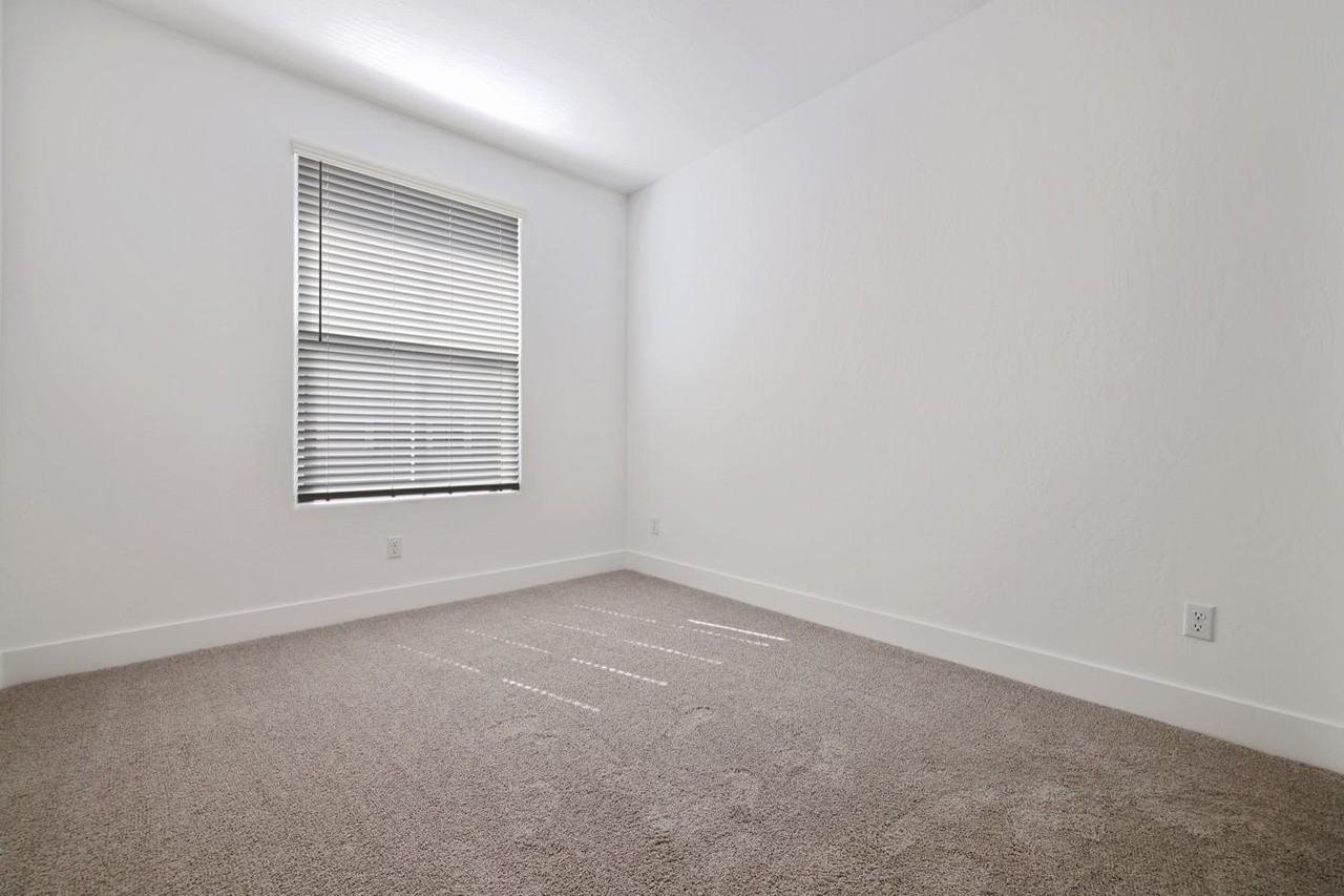 2885 E Tamarind Dr #1 - Photo 4 of 39